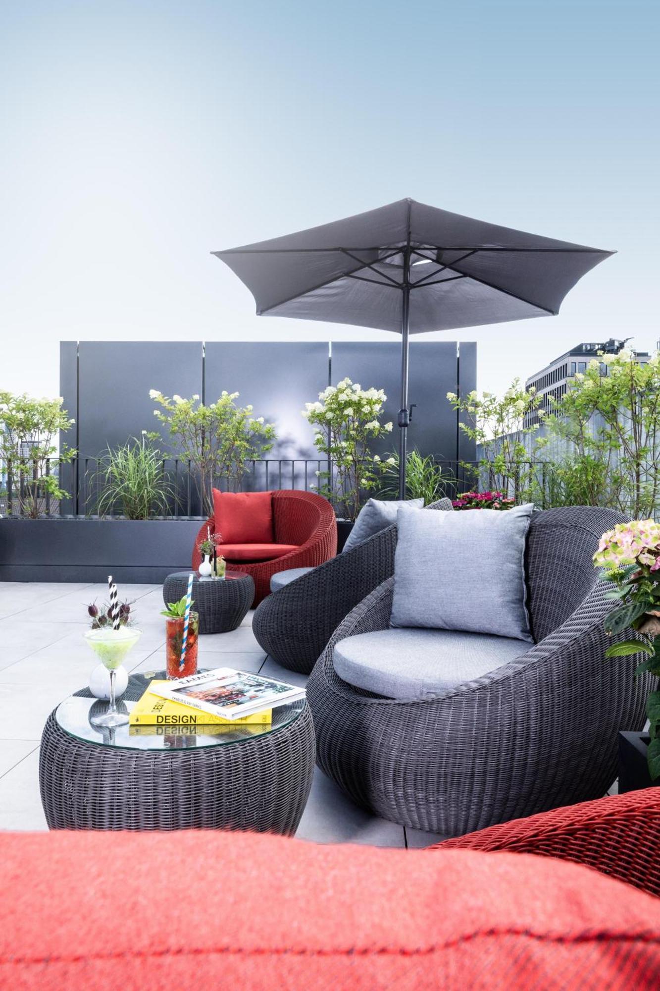 Kpm Hotel & Residences Berlin Luaran gambar A balcony in a penthouse apartment