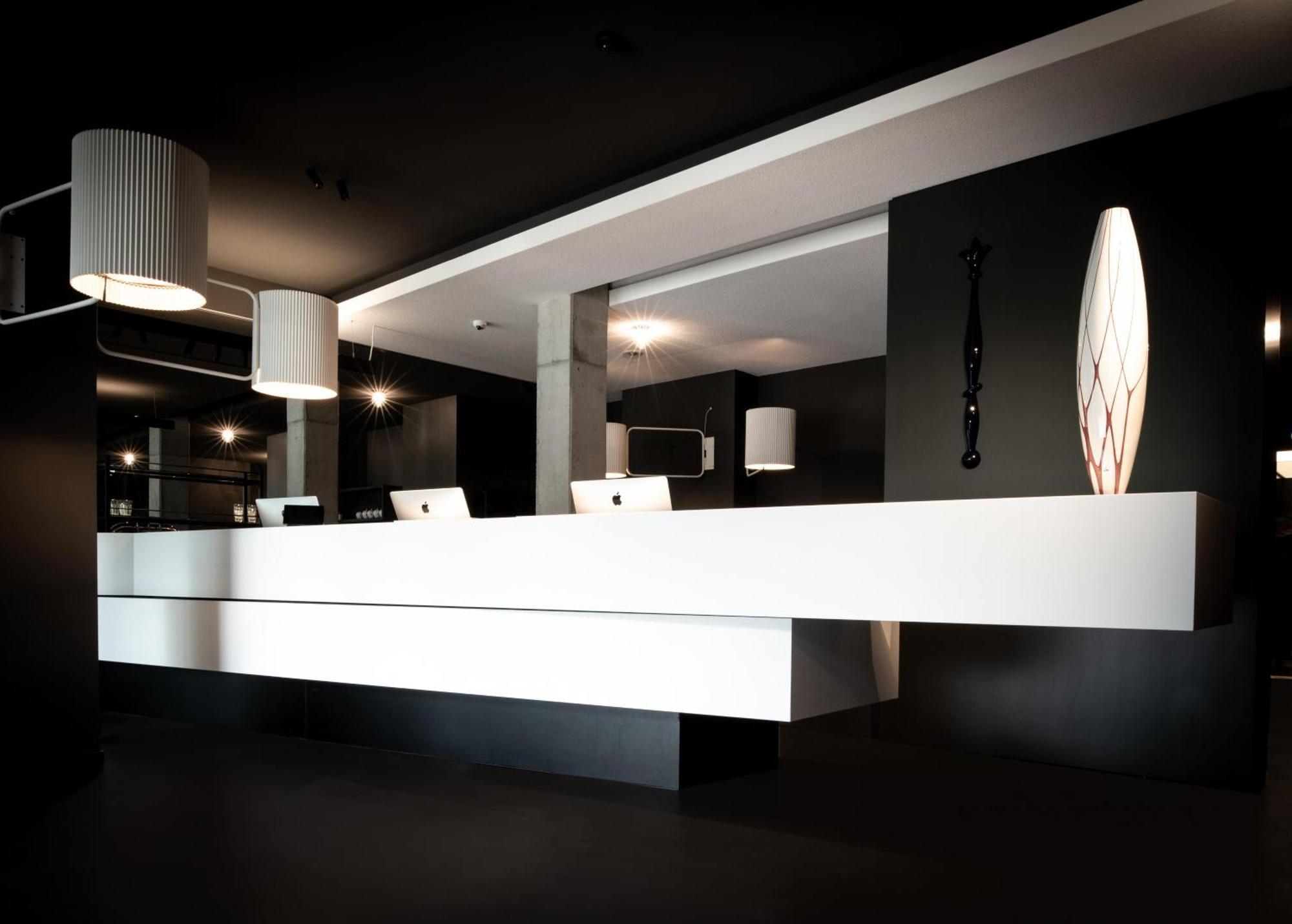 Kpm Hotel & Residences Berlin Luaran gambar Reception desk